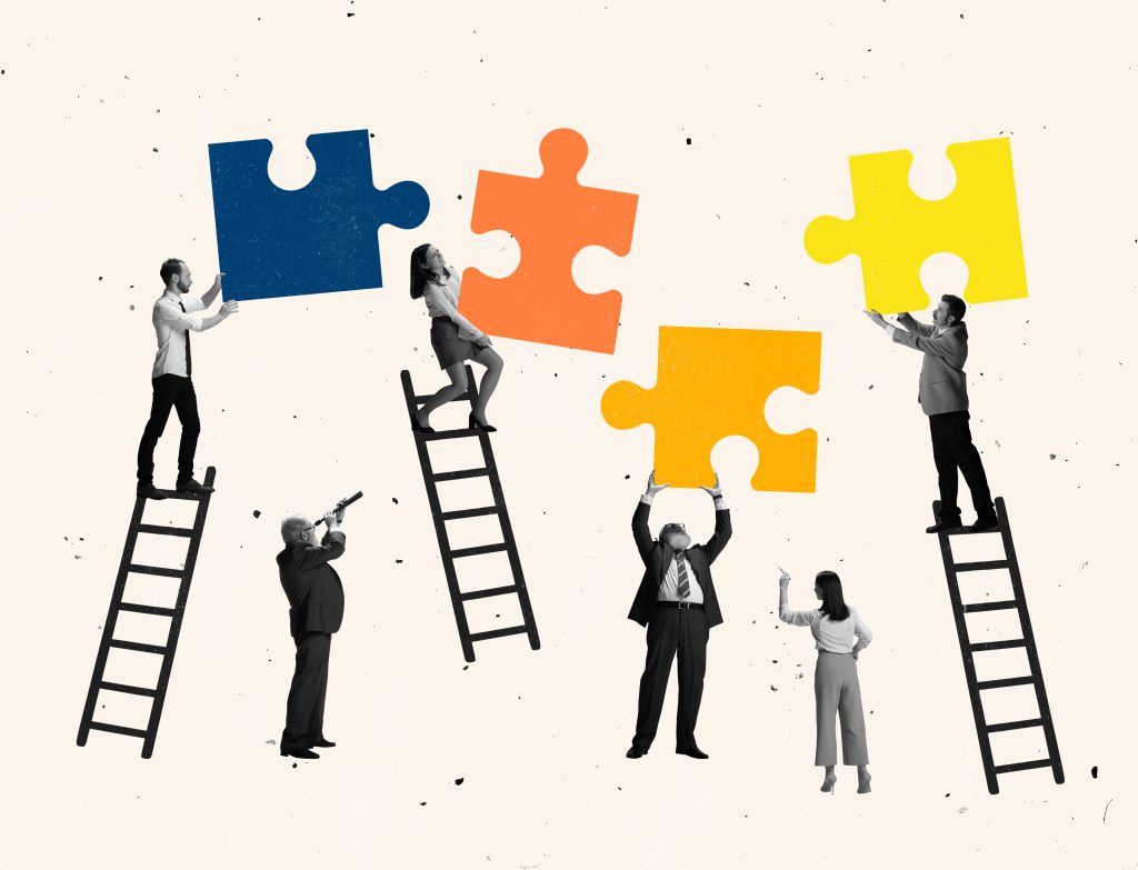 Menschen verbinden farbige Puzzleteile – Symbol für Module der Zeiterfassung mit conni, die sich flexibel integrieren lassen.