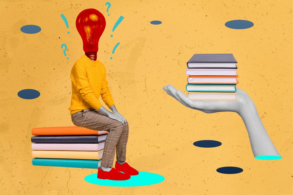 Person mit Glühbirnenkopf sitzt auf Büchern gegenüber einer Hand mit Bücherstapel – Symbol für Wiki und Begriffe rund um Zeiterfassung mit conni.